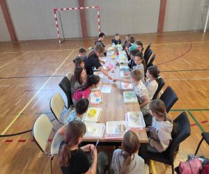 dzieci z klubu Młodzieżowego na zajęciach