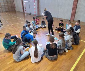 dzieci z klubu Młodzieżowego na zajęciach
