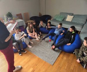 dzieci z klubu Młodzieżowego na zajęciach
