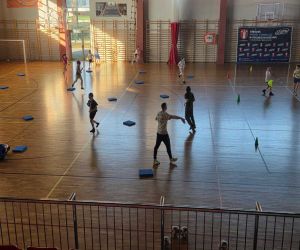 dzieci z klubu Młodzieżowego na sali gimanstycznej podczas zajęć sportowych