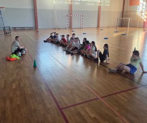 dzieci z klubu Młodzieżowego na sali gimanstycznej podczas zajęć sportowych