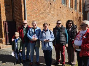 uczestnicy eskapady z przewodnikiem Panem Zygmuntem