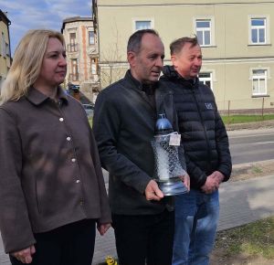 Składanie znicza przez przedstawicieli Urżędu Miasta pod pomnikiem
