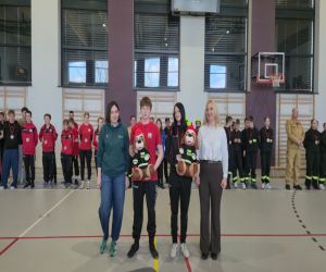 Pani Sekretarz Agnieszka Matyjasik z Przewodnicząca Rady Miasta Moniką Kwidzyńską wraz z nagrodzonymi osobami