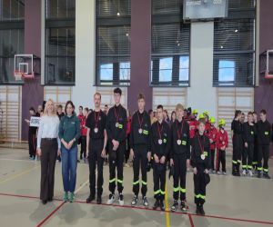 Sekretarz Agnieszka Matyjasik z Przewodnicząca Rady Miasta Moniką Kwidzynska wraz z nagrodzonymi w zawodach pożarnicznych