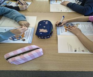 uczniowie pracujący na warsztatach