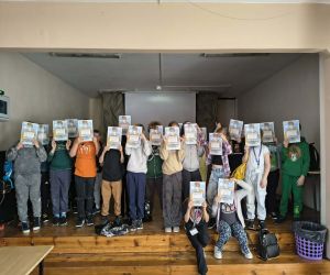 uczniowie z dypolomami za udział w warsztatach