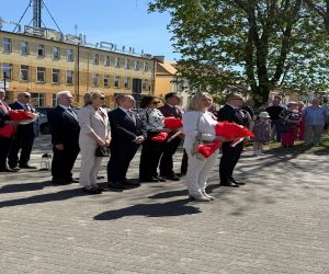 delegacje składające kwiaty