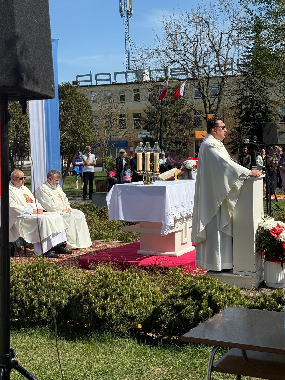 delegacje składające kwiaty