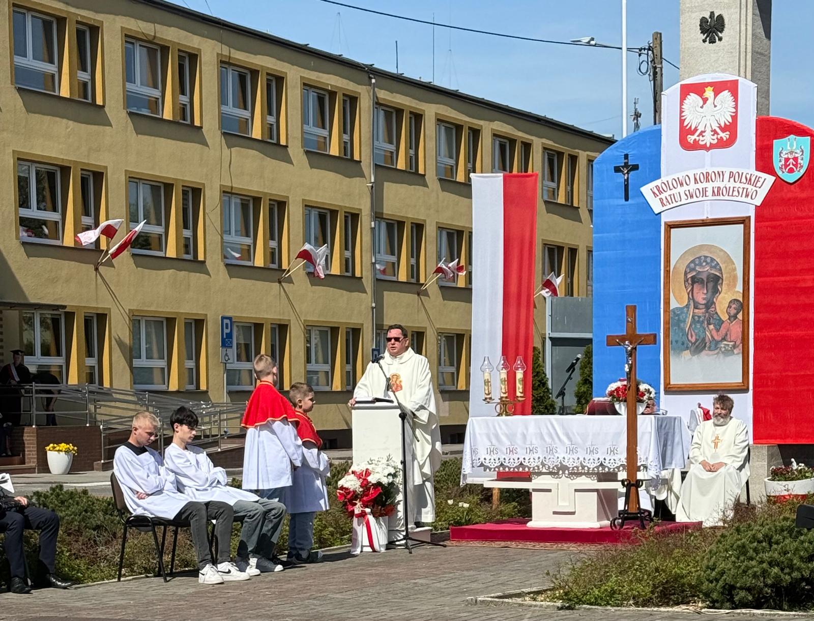 delegacje składające kwiaty