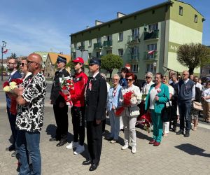 delegacje składające kwiaty