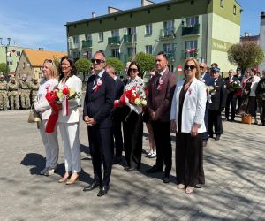 delegacje składające kwiaty