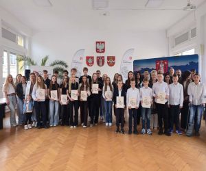 młodzież która otrzymała stypendium albo nagrodę za osiągnięcia sportowe wraz z opiekunami