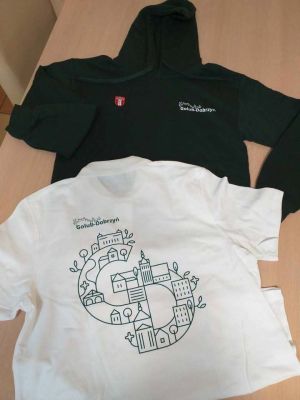 tył koszulki polo oraz przod bluzy z logo Golub-Dobrzyń