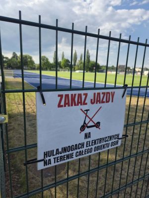 plakat z informacja o zakazie jazdy na hulajnogach elektrycznych