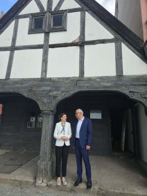 Burmistrz Miasta Dominika Piotrowska wraz z Wykonawcą