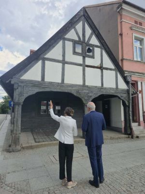 Burmistrz Miasta Dominika Piotrowska wraz z Wykonawcą