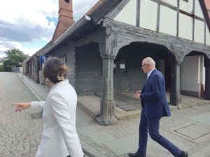 Burmistrz Miasta Dominika Piotrowska wraz z Wykonawcą