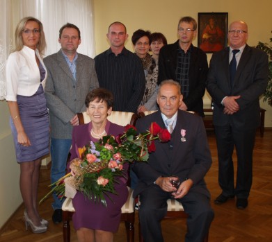 Jubilaci z rodziną oraz Burmistrzem Miasta i Kierownikiem USC