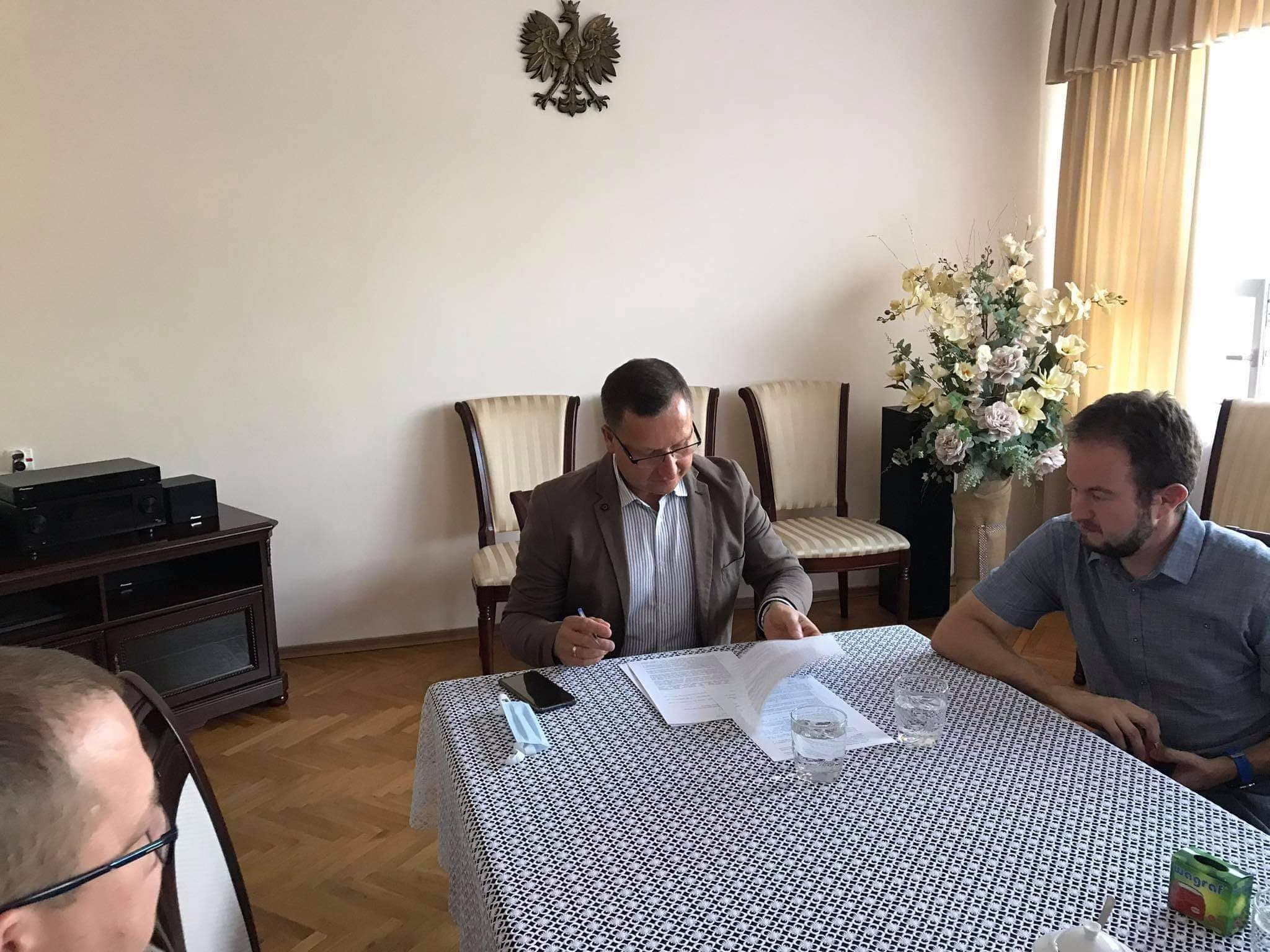 Podpisanie umowy przez Burmistrza Miasta Golubia-Dobrzynia Mariusza Piątkowskiego z Golubsko-Dobrzyńskim Towarzystwem Rowerowym