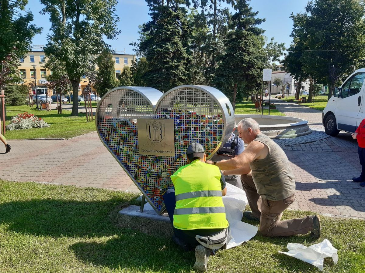 opróżnianie metalowego serduszka przeznaczonego do zbiórki plastikowych nakrętek