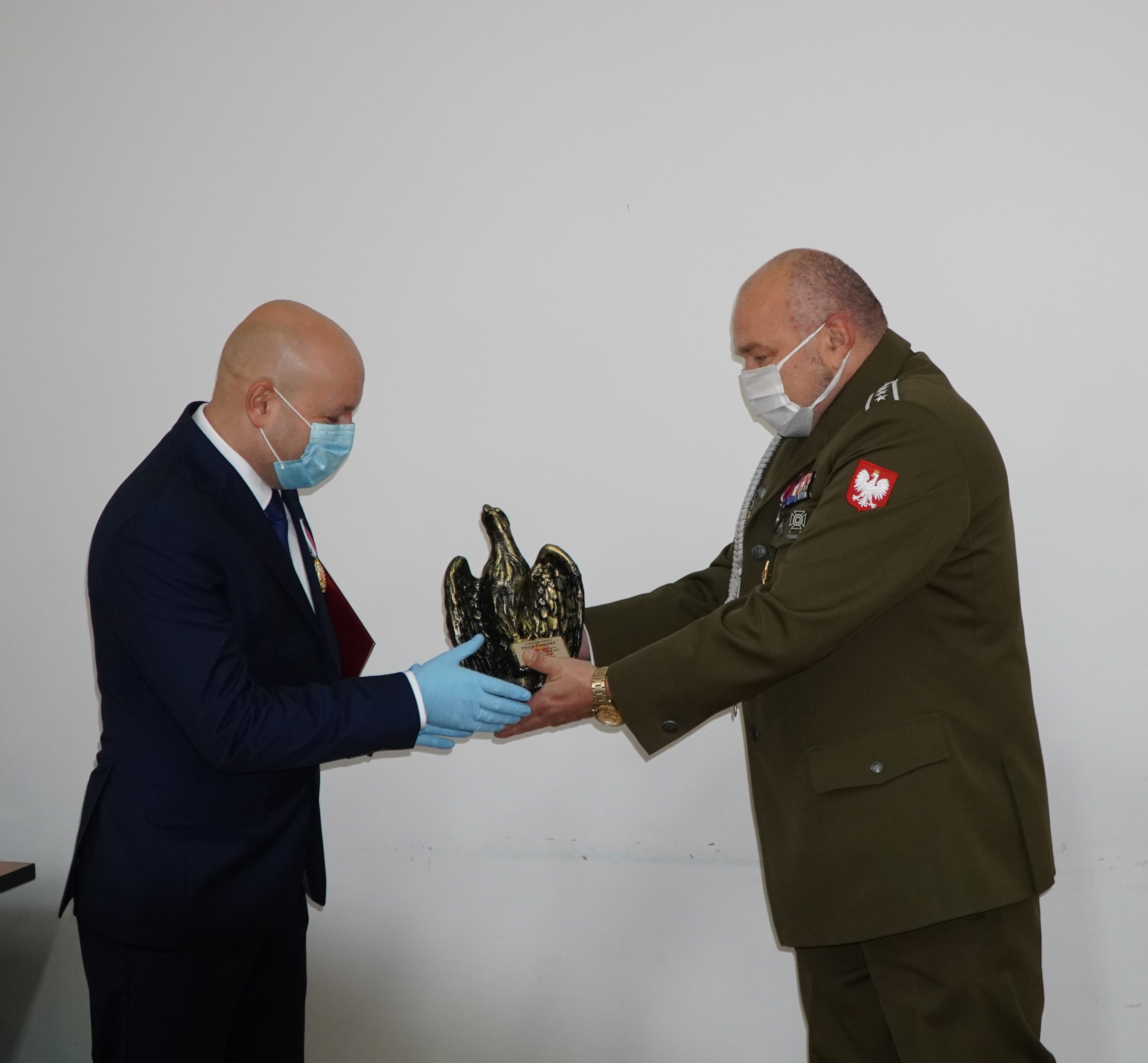 Medal za zasługi dla Piotra Floerke dyrektora Zespołu Szkół Miejskich