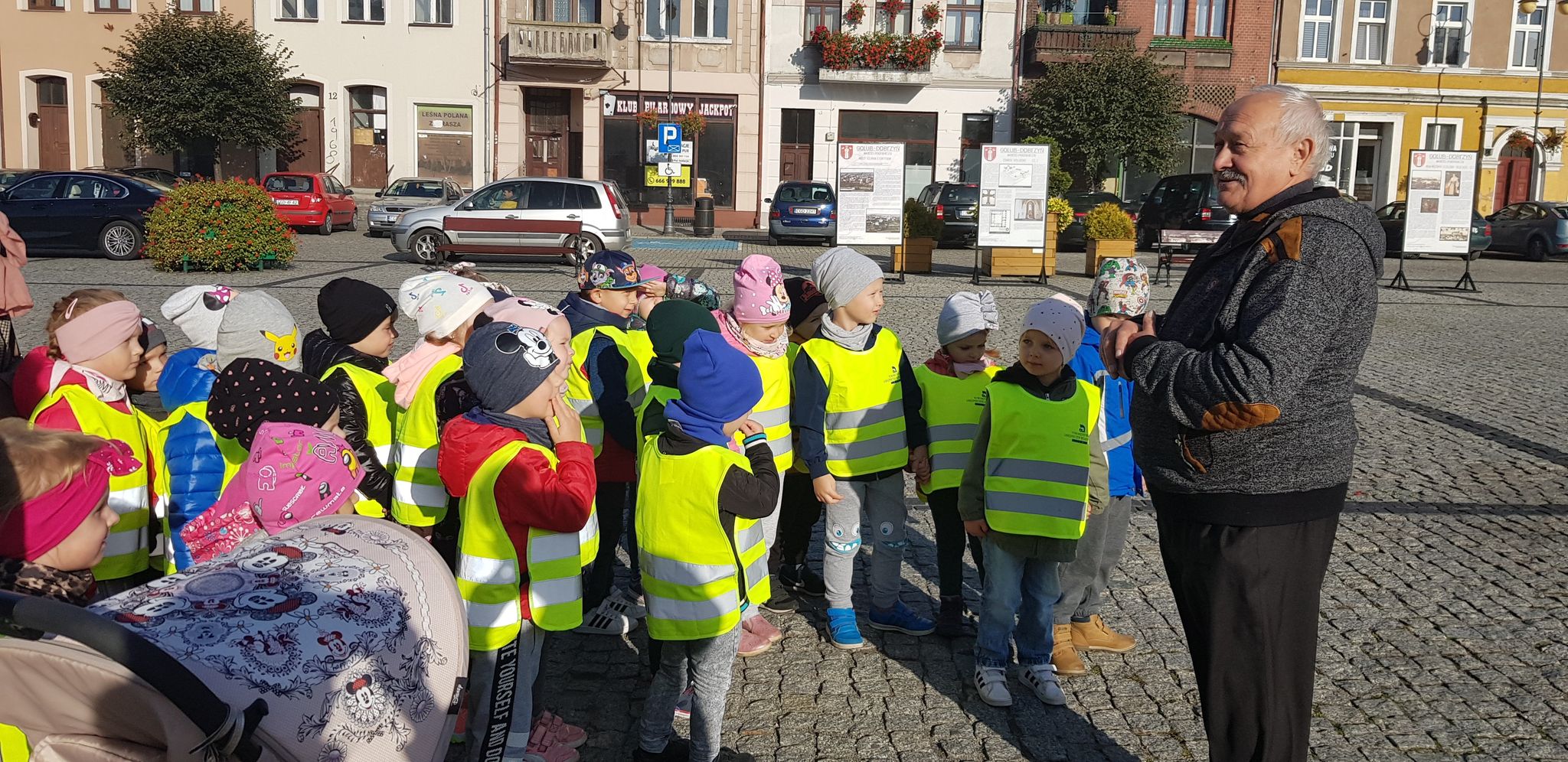 Dzieci z Publicznego Przedszkola nr 2  im. M. Konopnickiej w Golubiu-Dobrzyniu poznają zabytki naszego miasta