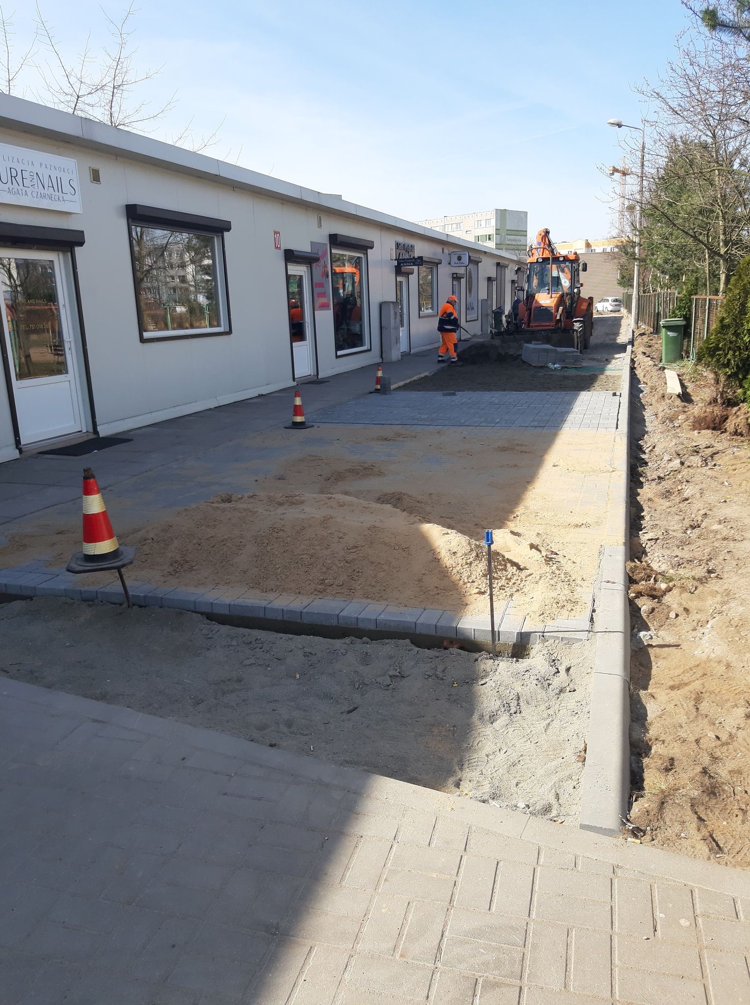 UTWARDZENIE PRZY PASAŻACH HANDLOWYCH