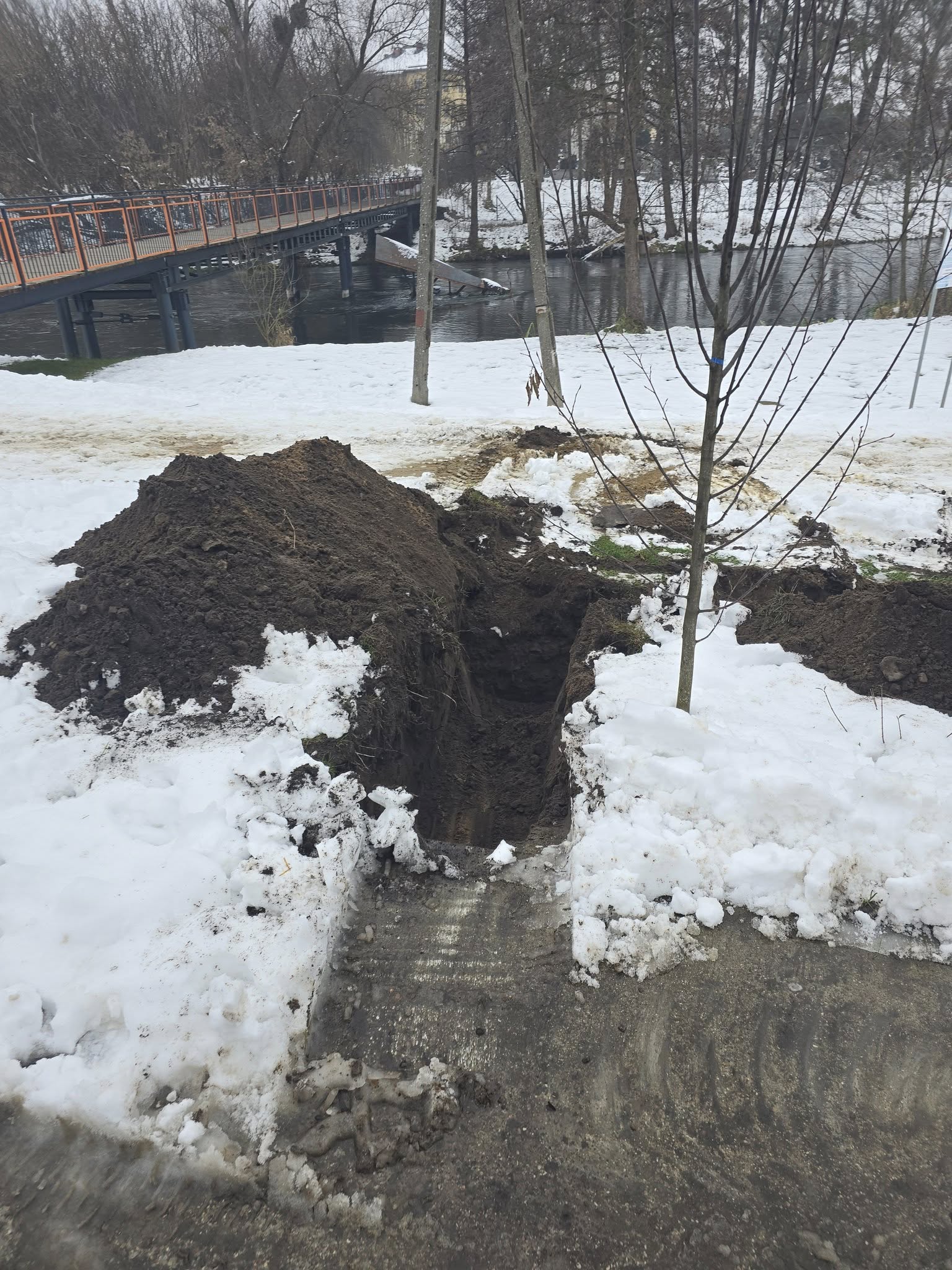 Trwają prace związane z podłączeniem światłowodu i instalacji elektrycznej