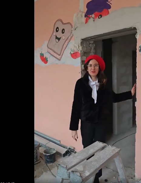 Pani Burmistrz Dominika Piotrowska  pokazuje remont pomieszczeń na złobek dla maluszków