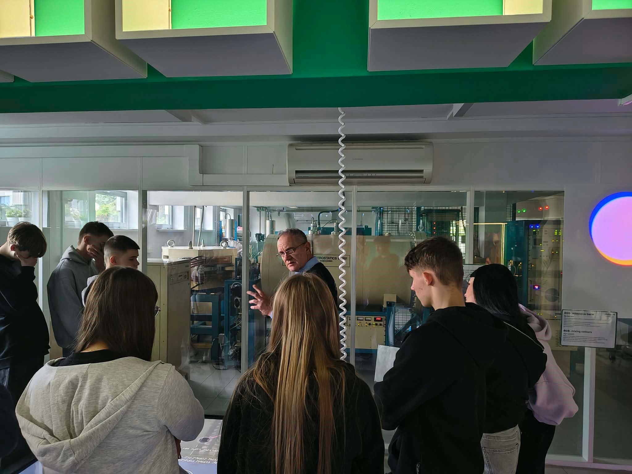 W dniu 26.03.2026 r. uczestnicy projektu Eugeniusz z klas 4–8 Szkoły Podstawowej nr 1 im. Konstytucji 3 Maja w Golubiu – Dobrzyniu  wzięli udział w niezwykle inspirującej wycieczce do Laboratorium Wyobraźni w Poznaniu.