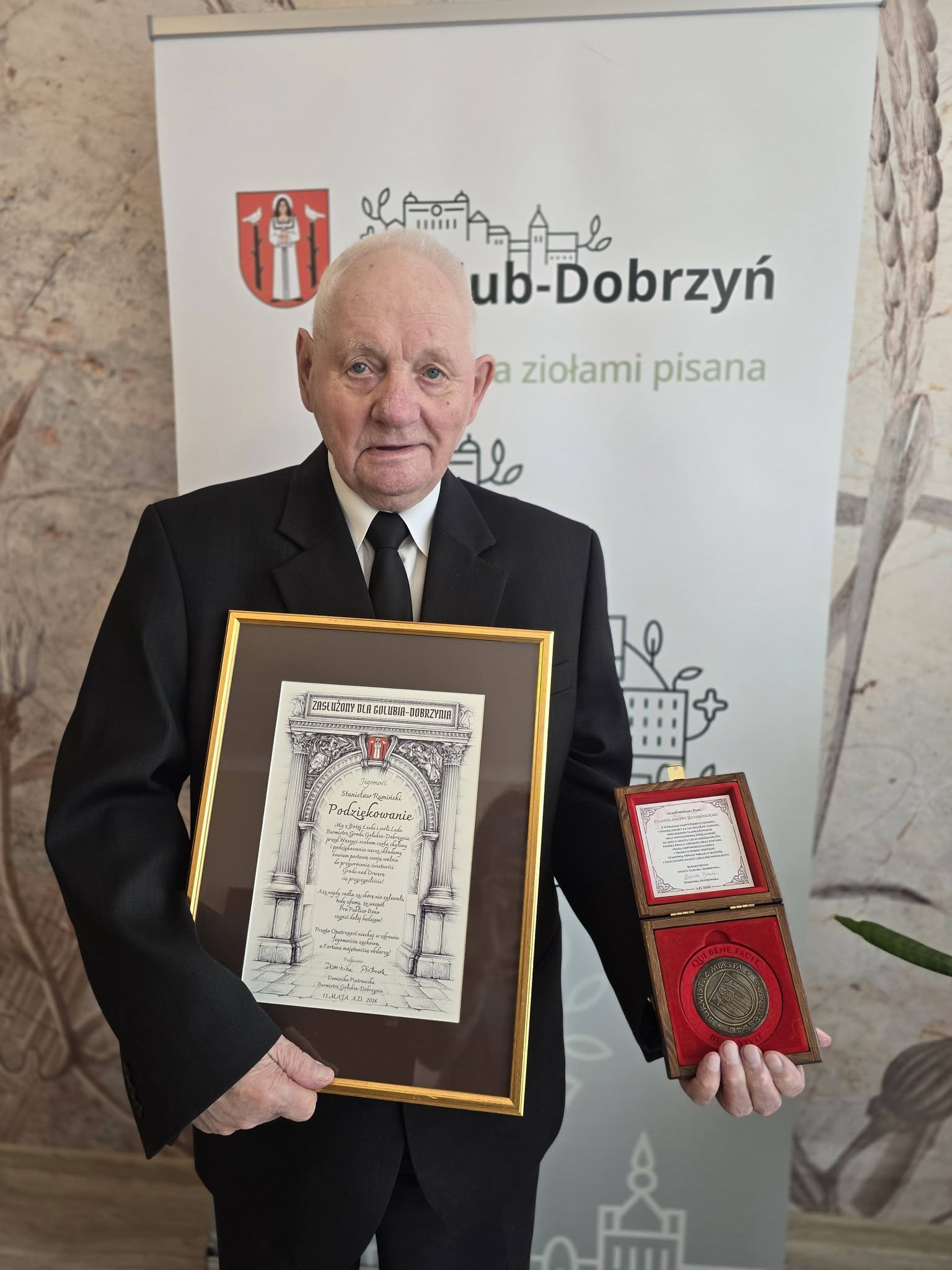 20 maja 2026 r. w Urzędzie Miasta   gościliśmy Pana Stanisława Rumińskiego, który został odznaczony  Medalem „Zasłużony dla Golubia Dobrzynia”.
