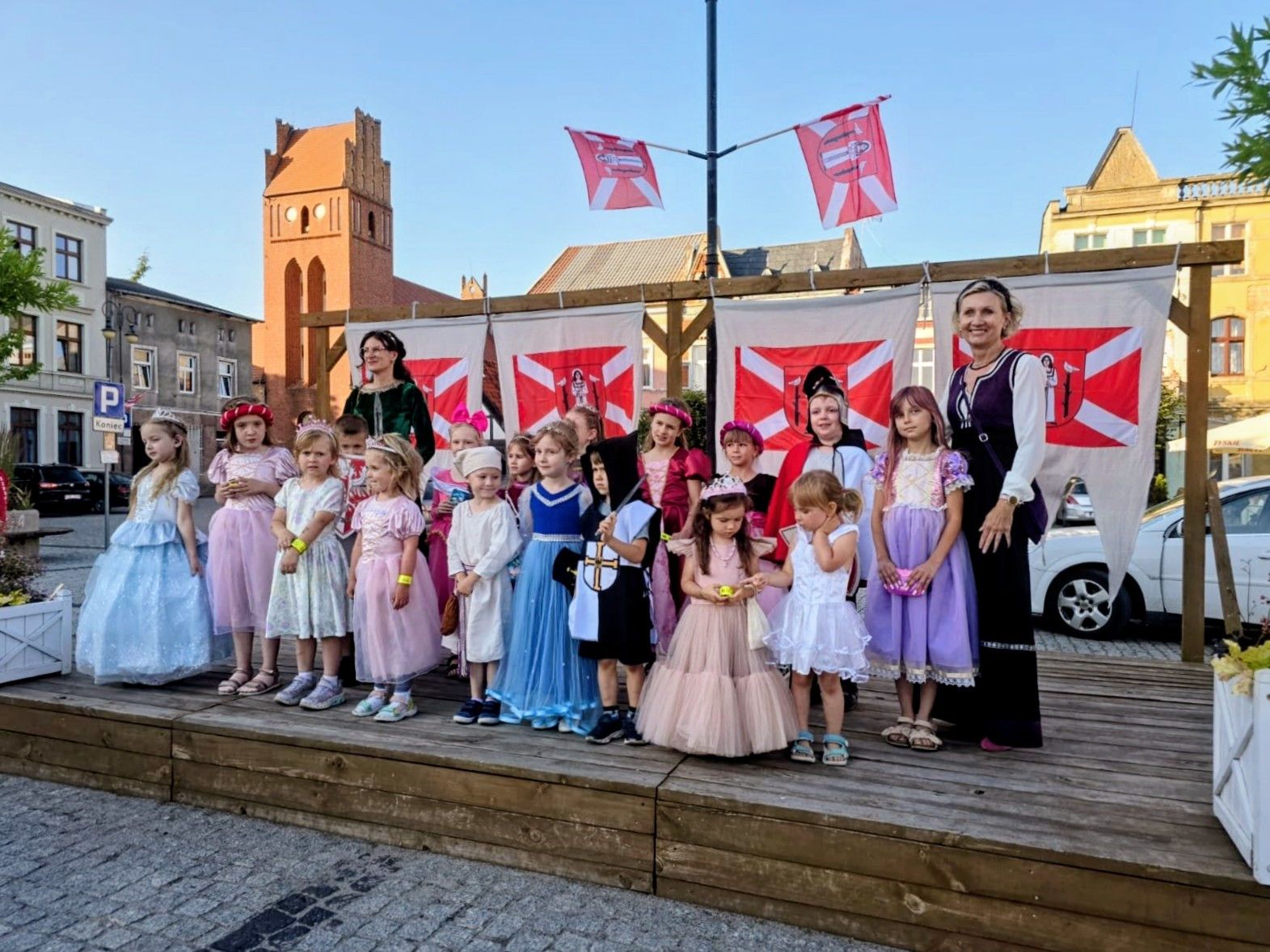 W piątek 3 lipca zapraszamy serdecznie królewny i rycerzy do wspólnego przemarszu i powitanie dam i rycerzy, którzy przybędą na 50. Międzynarodowy Turniej Rycerski.